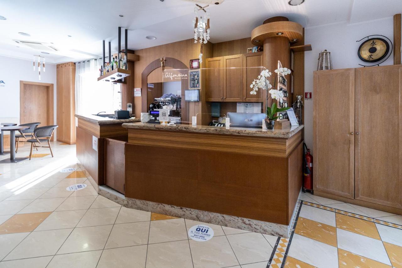 Hotel Alfonsina Riccione Luaran gambar